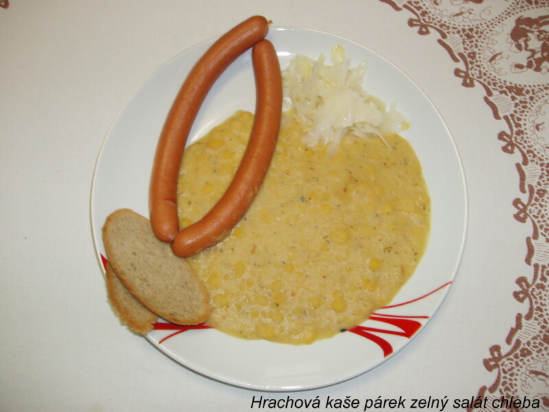 Hrachová kaše párek zelný salát chleba